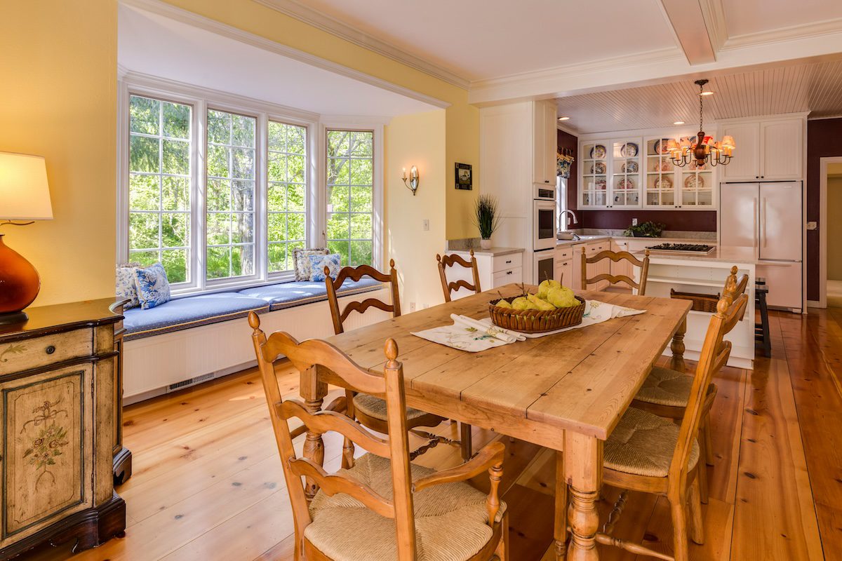 Western decor ideas - rustic furniture in a kitchen