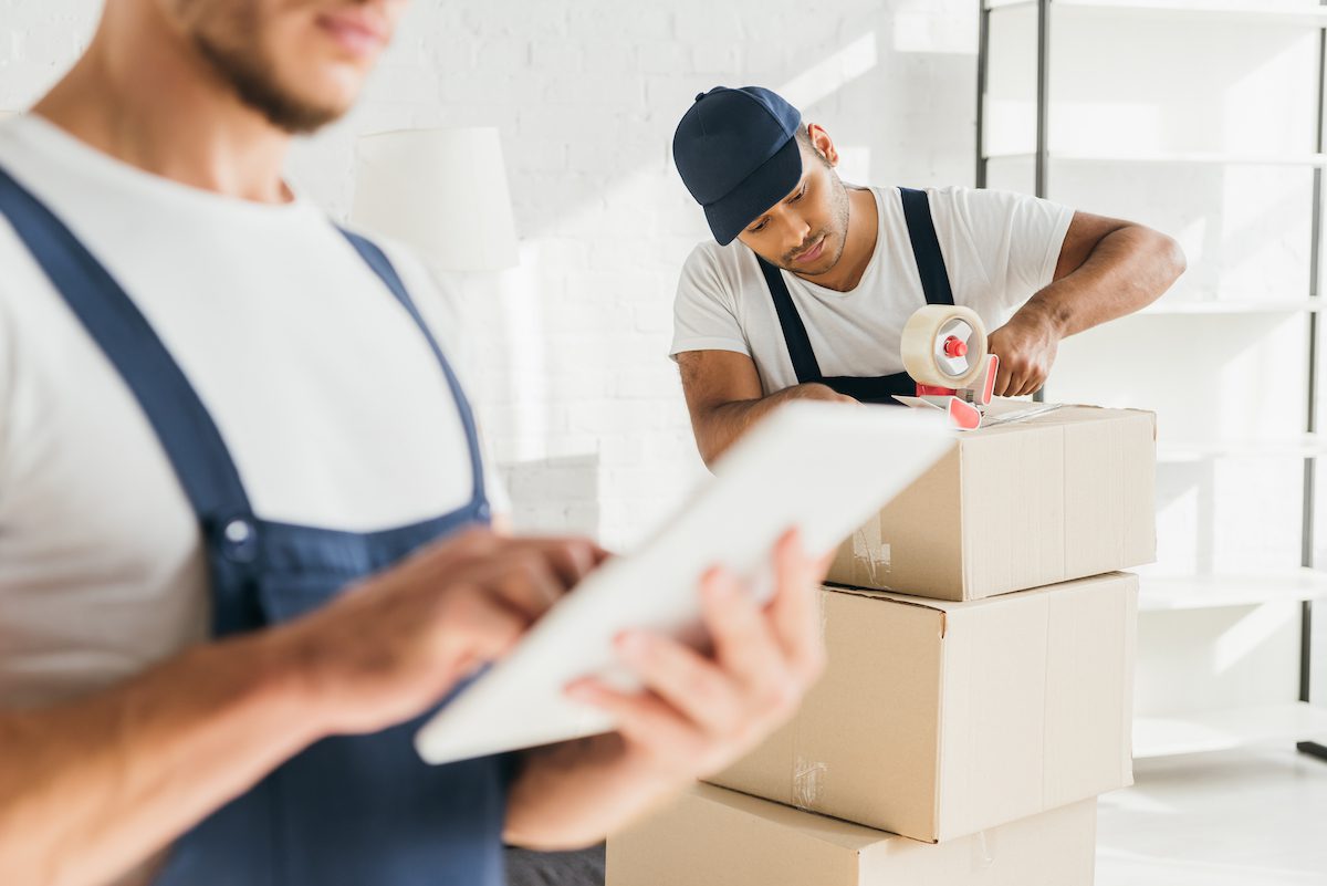 There are quite a few benefits to hiring movers.