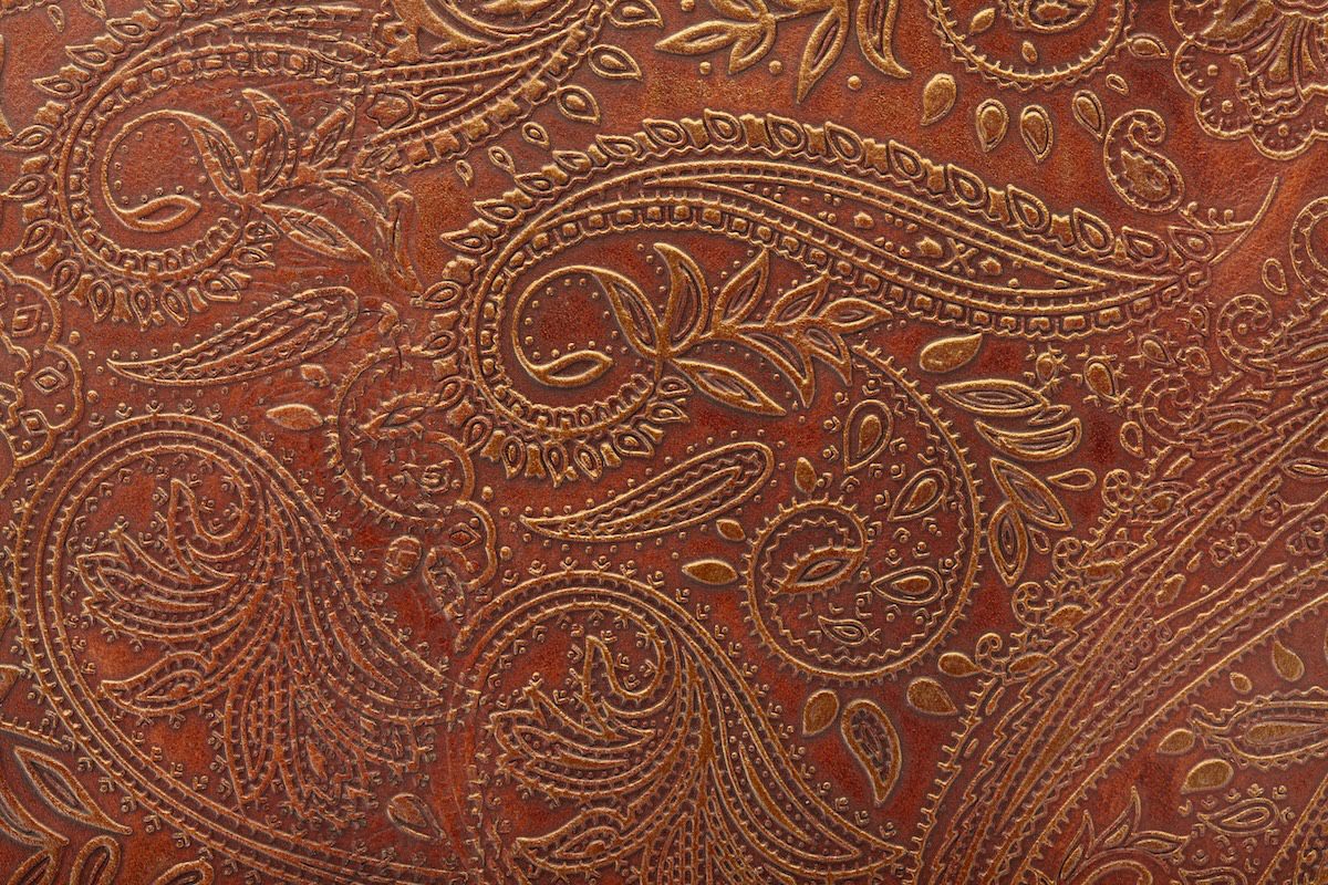 Western room decor looks great with leather accents like the one pictured here.